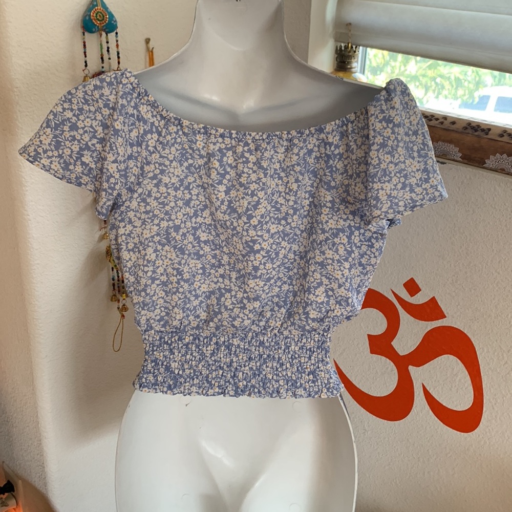 Flirty off the shoulder, pretty crop top - Picture 2 of 6